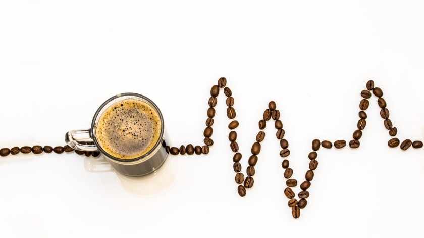 Estudio recientes revela que el consumo regular de café, es decir hasta 6 tazas diarias, podría ayudar a prolongar la vida y se le vincula a una incidencia menor de enfermedades cardíacas, sobre todo en las mujeres.(Pixabay)
