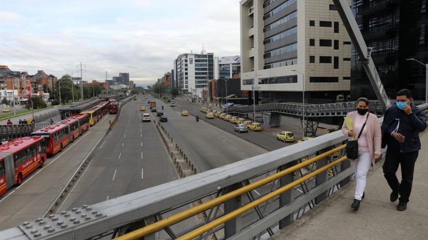 Como consecuencia de ese repunte la capital colombiana, Bogotá, está en alerta roja, con el comercio cerrado y una circulación de personas y automóviles relativamente baja.(EFE.)