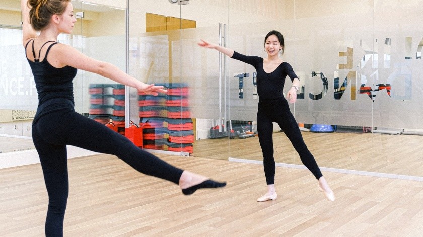 Bailar puede ser una actividad divertida mientras ayuda a cuidar la salud de quienes padecen diabetes.(Pexels)