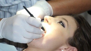 ¿Por qué ocurre la sensibilidad en los dientes y riesgos para tu salud?