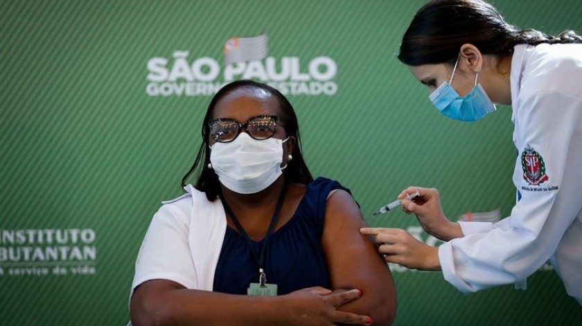 Este domingo también fue vacunada la técnica de enfermería Vanuzia Santos, la primera indígena en recibir el antígeno contra la covid-19 en el país.(EFE.)