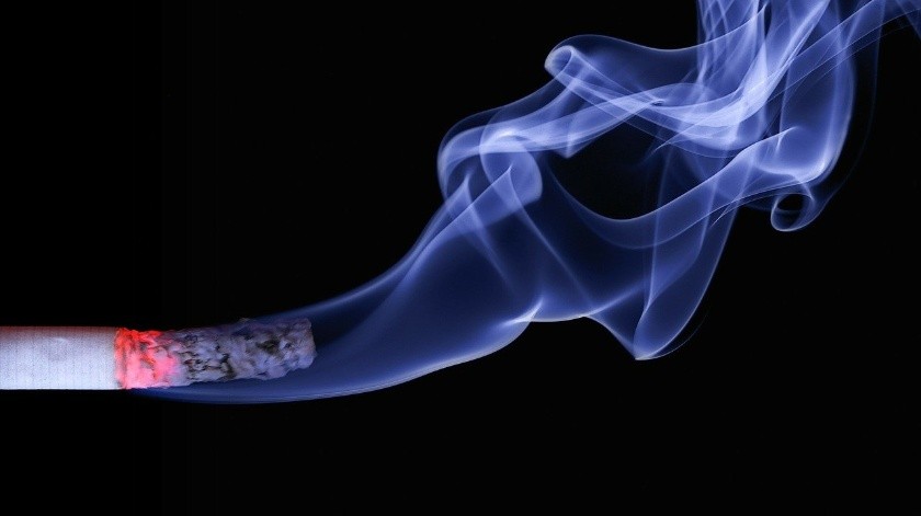 Los fumadores empedernidos (más de 40 paquetes por año) tenían tres veces más probabilidades que los no fumadores. Las personas que tenían una predisposición genética a fumar tenían un 63% más de riesgo de tener una HSA.