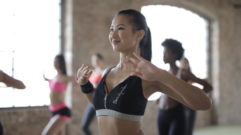 Además de ser un ejercicio para mantenerte en forma, el baile puede ayudarte a controlar los niveles de estrés y ansiedad.(Pexels)