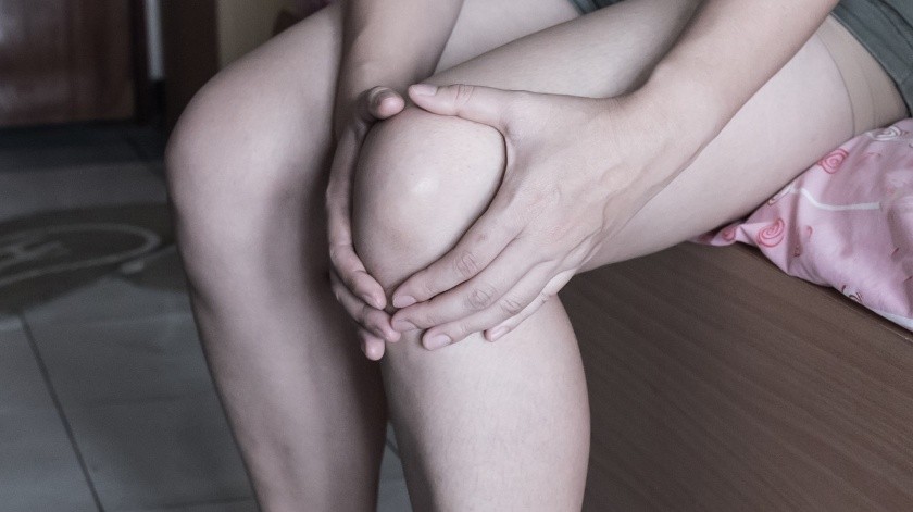 El dolor de rodilla puede presentarse a cualquier edad y por diversas causas.(Pixabay)