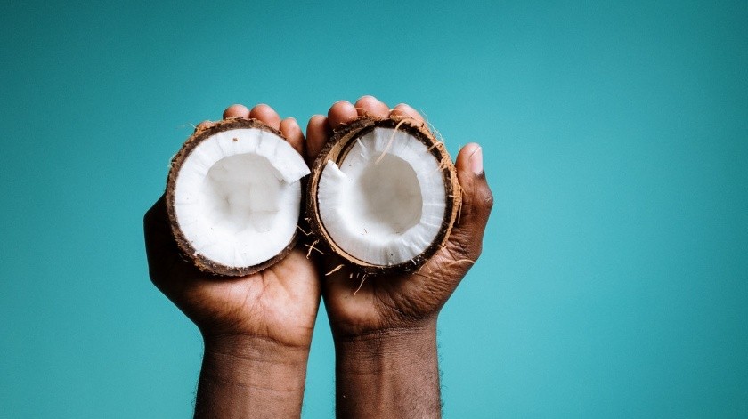 El coco y su agua poseen propiedades de beneficio para el organismo.(Pexels)