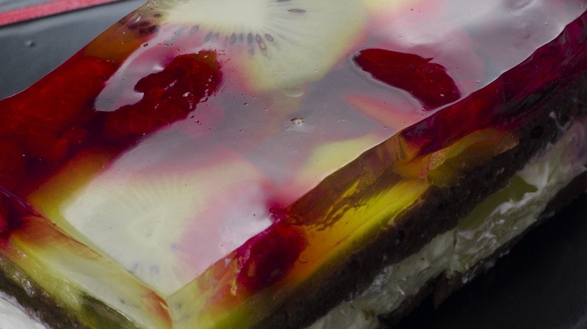 Receta de una gelatina que es agradable a la vista por su combinación de colores al contener fresas, kiwi y berries.(Pixabay)