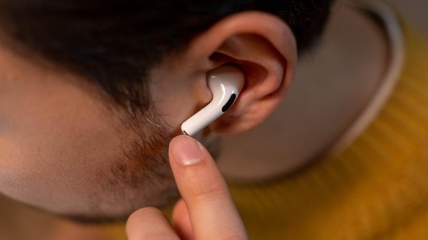 Algunos hábitos pueden estar dañando la salud de tus oídos.(Pexels)