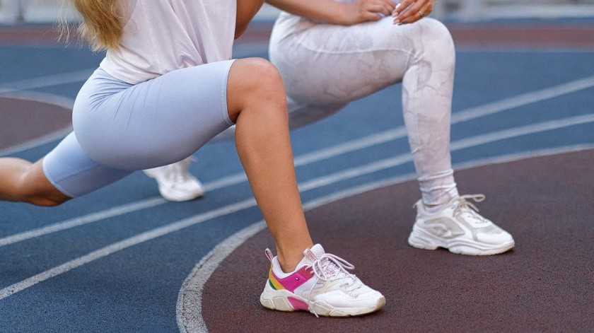 Los ejercicios adecuados pueden ayudarte a fortalecer y moldear las piernas y glúteos.(Pexels)
