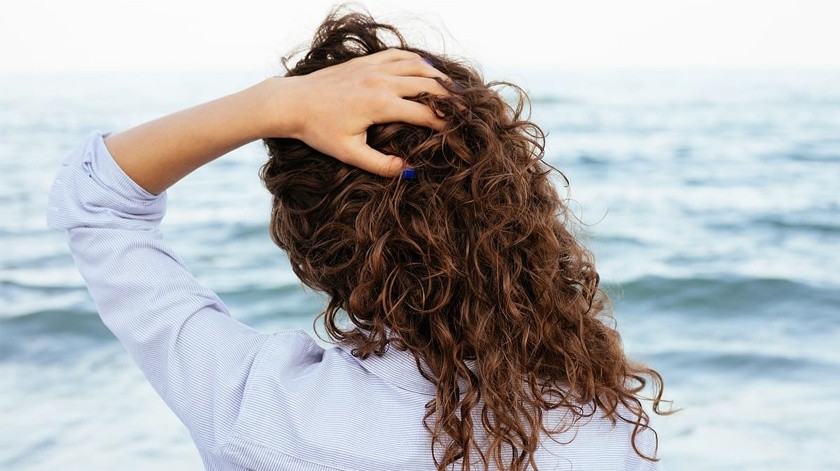 Con el calor el cabello se vuelve más frágil y quebradizo debido a la exposición constante al sol, la sal del mar y el cloro, elementos que le hacen perder su fuerza y su brillo.(MATRIX)