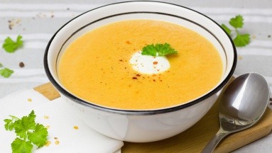 Cremosa sopa de zanahoria y espárragos, deliciosa y con efectos antiinflamatorios