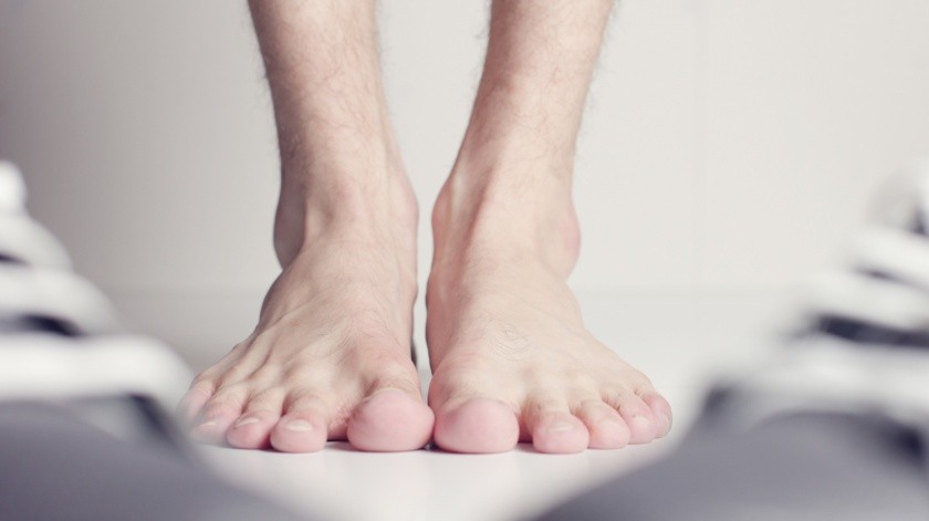 Usar calcetines que absorban bien la humedad ayuda a evitar el pie de atleta. El algodón es un tejido ideal.(Pixabay)