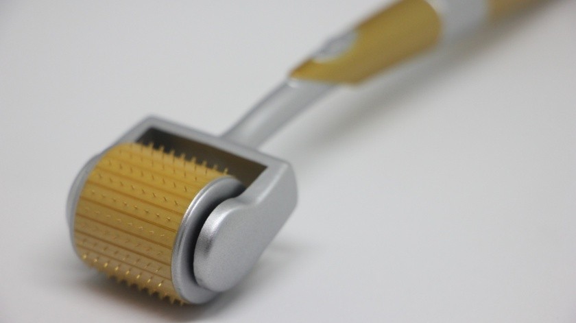 El microneedling es un procedimiento de dermaroller que utiliza pequeñas agujas para pinchar la piel con la finalidad de mejorar su aspecto.(Pixabay)