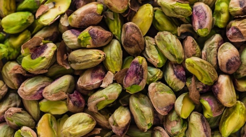Los pistachos son frutos secos deliciosos y versátiles que puedes incluir en diferentes platillos.(Unsplash)