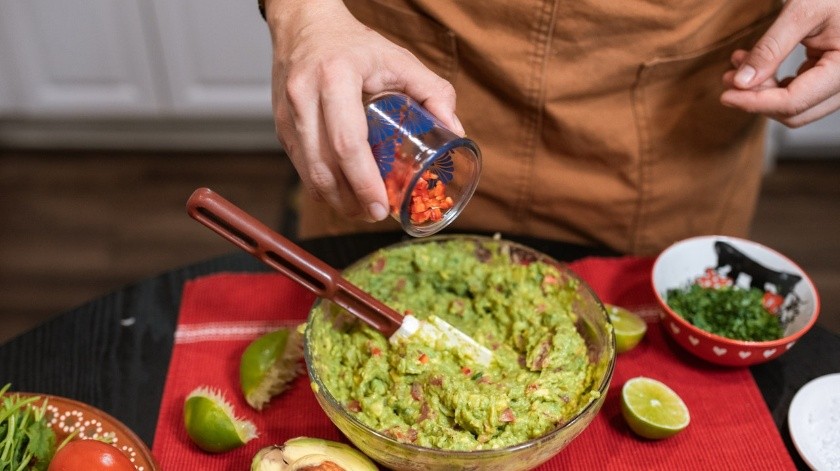 Prepara un guacamole al estilo mediterráneo para disfrutar con tus amigos o familia.(Pexels)