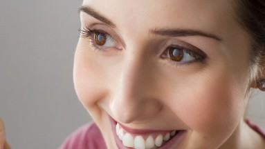 ¿Sientes que se te aflojan los dientes en la edad adulta? Puedes tener periodontitis