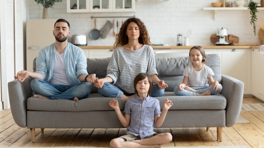 Si estás pasando por algún tipo de problema emocional o de estrés y lo has detectado también en tu familia, puedes combatirlo con esta técnica psicológica que nos enseña a focalizarnos en el presente: La meditación. (Shutterstock)