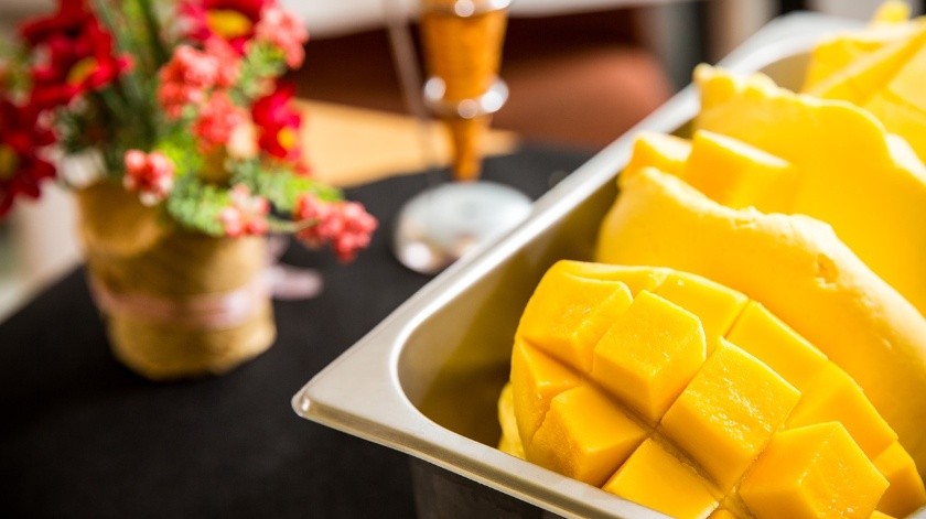 Las frutas como el mango son alimentos versátiles que puedes añadir a diferentes platillos.(Pixabay)