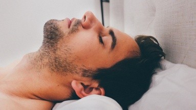 La tortícolis: Dolor por dormir en una posición incómoda