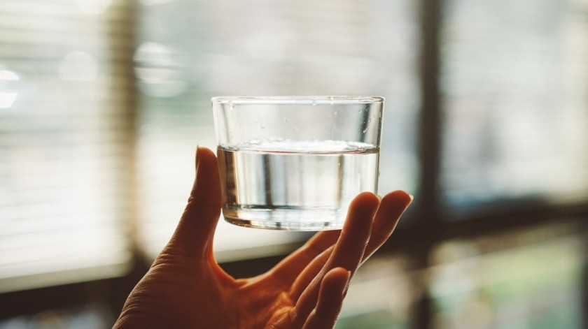 Beber suficiente agua al día ayuda a mantener una buena salud digestiva. Se recomienda de 1.5 a 2 litros diarios.(Unsplash)