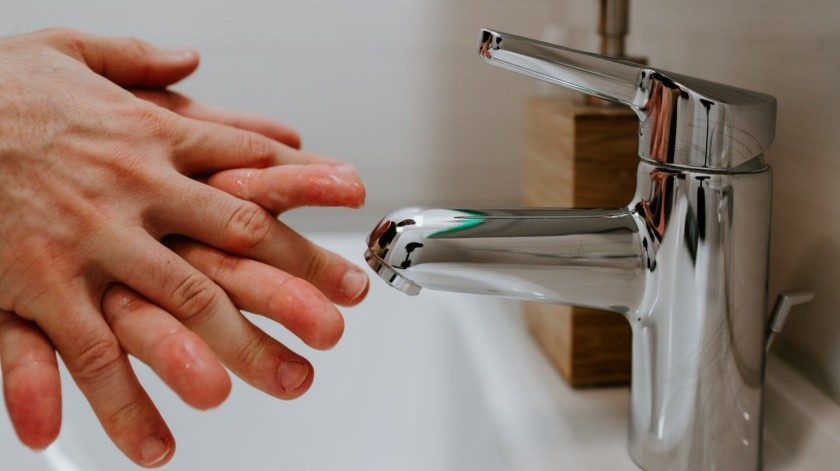 El lavado de manos es vital para eliminar gérmenes pero también es importante cómo secas tus manos.(Unsplash)