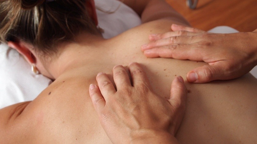 Busca atención médica si el dolor de cuello está acompañado por entumecimiento o pérdida de fuerza en los brazos o en las manos, o si tienes un dolor punzante en el hombro o debajo del brazo.(Pixabay.)