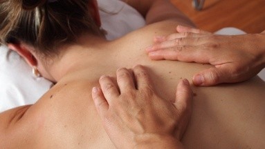Recomendaciones si sufres de tensiones constantes en los hombros y cuello