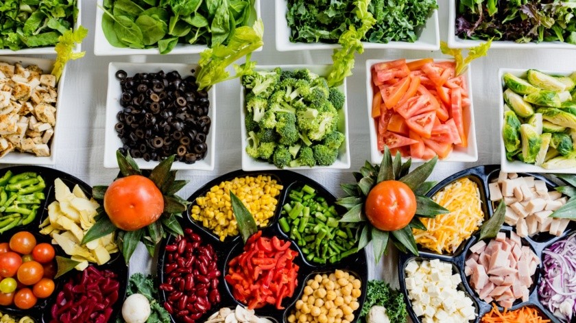 Consumir la cantidad recomendada de vegetales y frutas puede ayudar a mantener un óptimo estado de salud.(Unsplash)