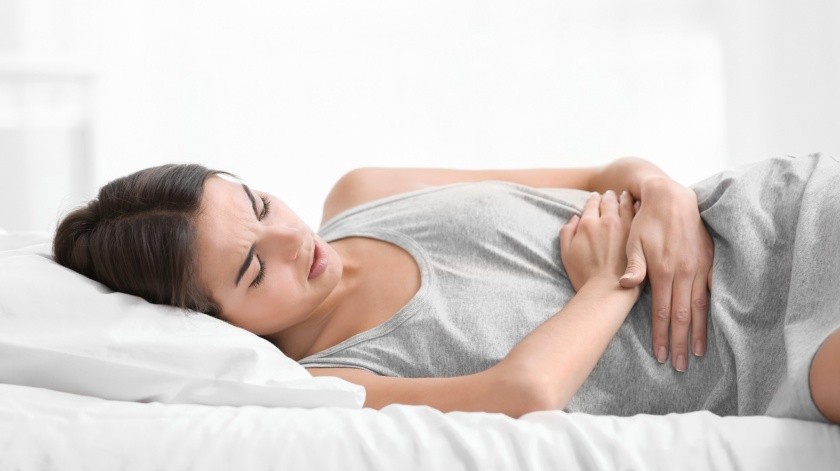 El dolor pélvico y los cólicos pueden comenzar antes y continuar durante varios días del período menstrual. También puedes tener dolor en la parte baja de la espalda y en el abdomen.(Shutterstock)