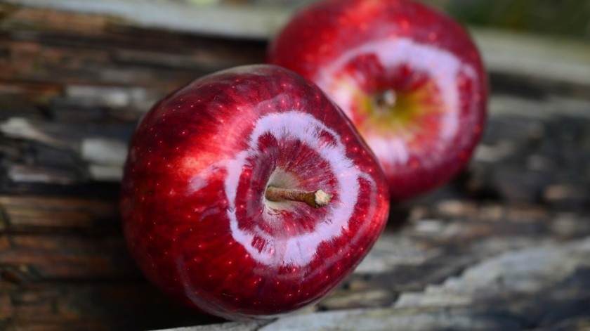 Se dice que si comes dos manzanas al día te pueden ayudar a reducir el colesterol ‘malo’ LDL en más del 15 %.(Pixabay.)