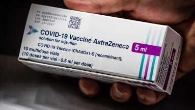 Oxford frena las pruebas en menores de su vacuna desarrollada con AstraZeneca