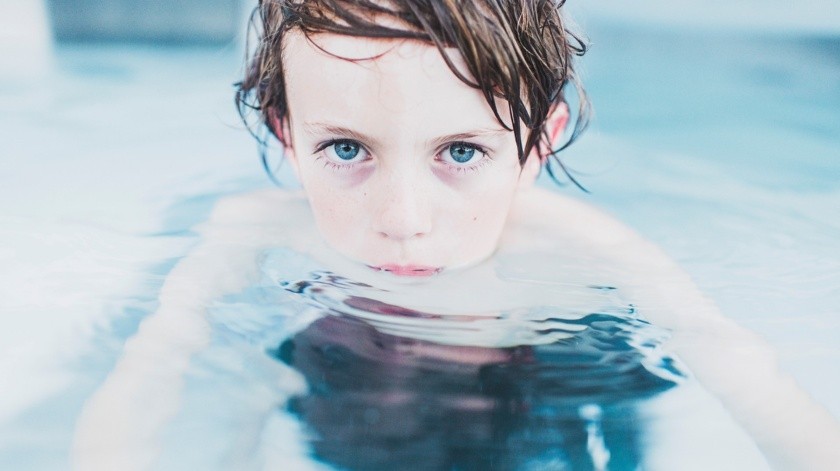 Todos los niños deben aprender cómo regresar a la superficie cuando están dentro del agua, como impulsarse y salirse del agua. También se deben evaluar sus progresos. (Pixabay.)
