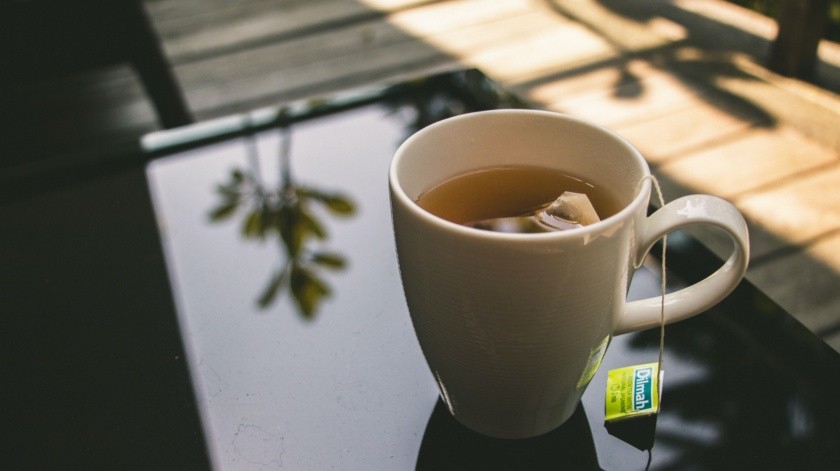 Es importante saber qué tipos de tés e infusiones no se recomienda consumir si se tiene hipertensión.(Unsplash)