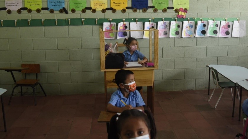 La escuela permitió el uso del pupitre especial en el aula donde hay pocos niños en el regreso a clases.(EFE)