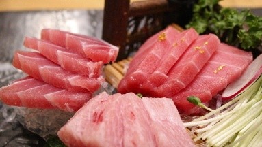 Comer atún no sólo te ayuda a subir el ánimo, sino a proteger la piel 