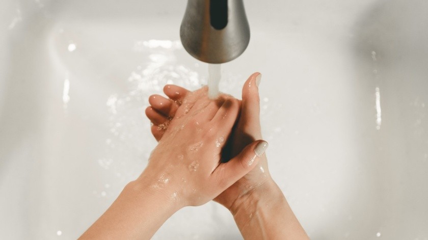 La higiene o lavado de manos puede ayudar a prevenir el 80% de la transmisión de virus que causan enfermedades como el Covid-19.(Unsplash)