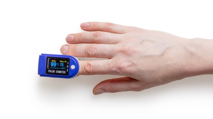 El oxímetro de pulso puede ayudar a medir los niveles de oxígeno en la sangre.(Unsplash)