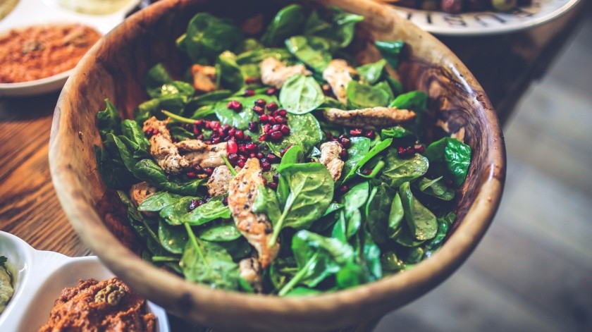 La ensaladas te pueden ayudar a prevenir de cierta manera la anemia, porque las hojas verdes que vienen en la mayoría de las recetas contienen hierro.(Pixabay.)