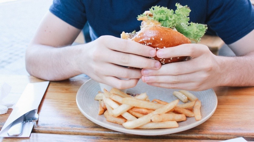 Algunos alimentos pueden ocasionar daños a la salud de los huesos.(Unsplash)