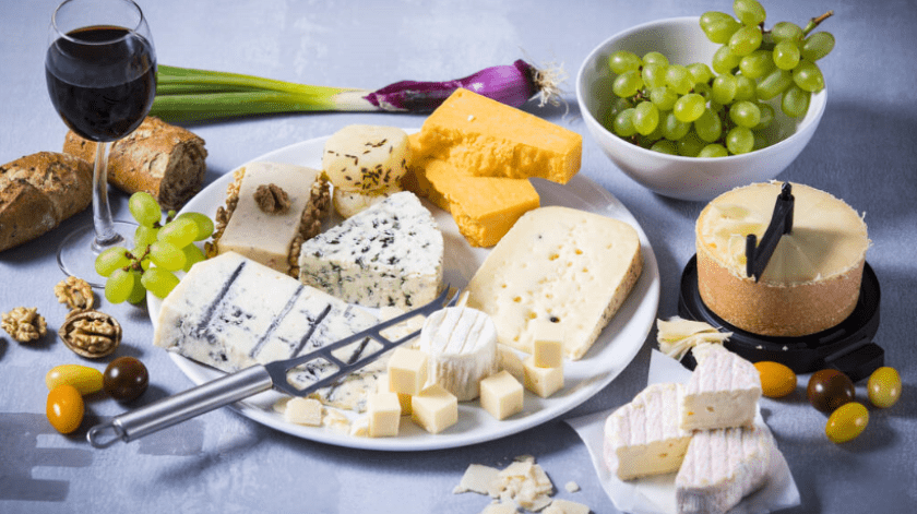 Un estudio encontró que el queso y el vino, especialmente el vino tino, ayudarían a proteger al cerebro de los daños cognitivos ocasionados por la edad.(Reuters)