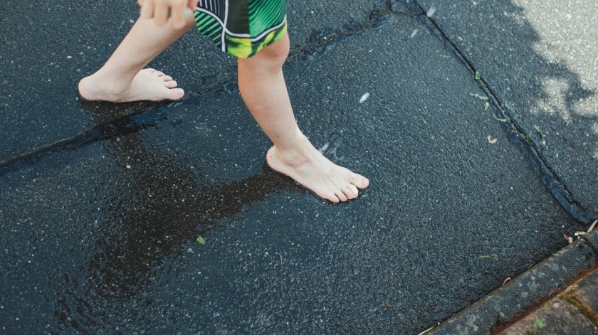 Permitir que los niños anden descalzos les ayudaría a desarrollar mejor su inteligencia.(Unsplash)