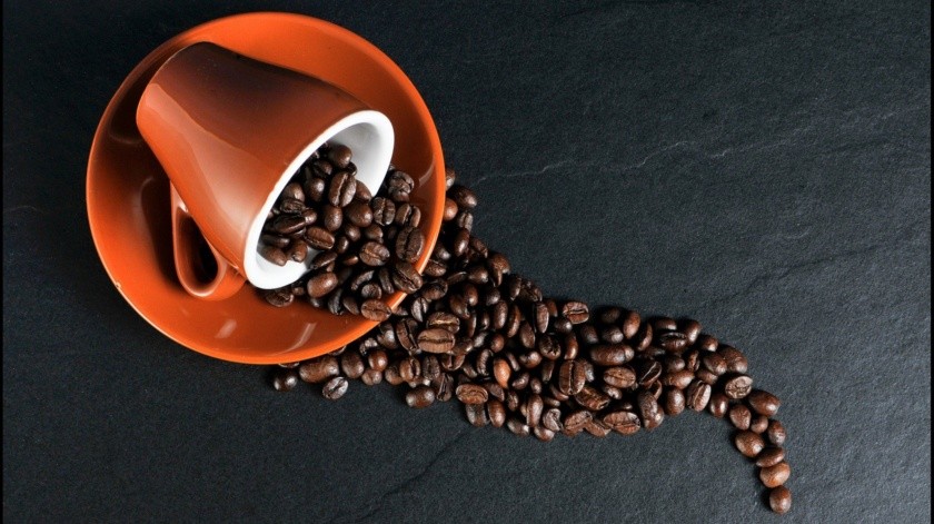 La Administración de Alimentos y Medicamentos dice que no hay que tomar  más de 400 miligramos de cafeína por día, es decir cuatro o cinco tazas de café.(Pixabay.)