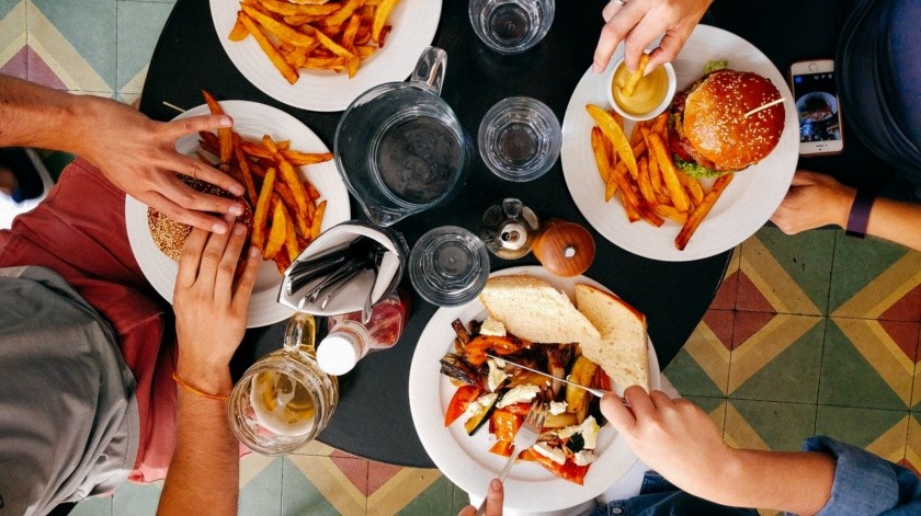 Algunas recomendaciones pueden ayudarte a cuidar tu salud cardiovascular mientras disfrutas de un buen momento en un restaurante.(Unsplash)