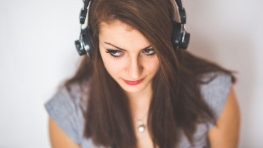 Escuchar música cerca de la hora de dormir tiene efectos negativos: Estudio