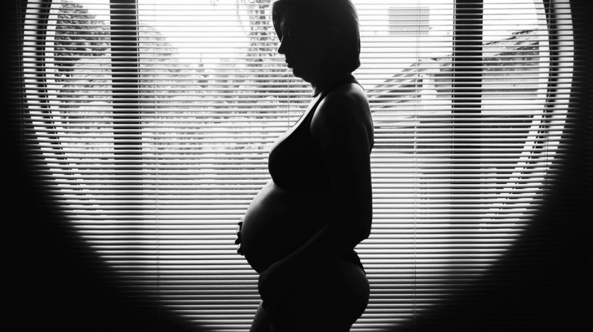 El estudio señala que respirar aire contaminado durante el embarazo aumentaría el riesgo de obesidad infantil.(Unsplash)