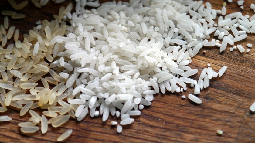 El arroz blanco puede ser preferible si sigue una dieta baja en fibra o tiene un estómago sensible.(Pixabay.)