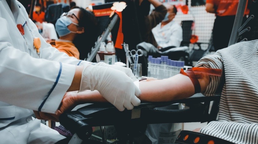 La donación de sangre es una práctica que ayuda a mejorar la salud y calidad de vida de quienes requieren de ella.(Unsplash)