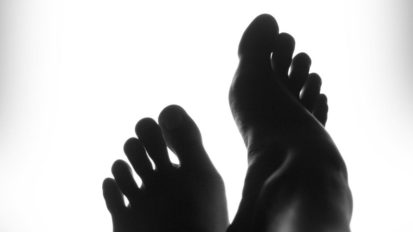 Palpar las arterias de los pies puede ayudar a identificar alguna anomalía en el ritmo cardiaco.(Unsplash)