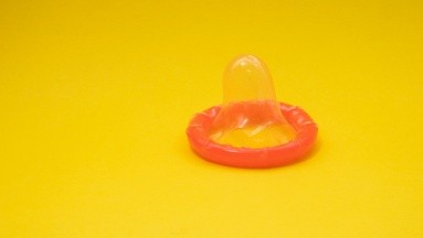 Sexo oral seguro: Cómo usar un condón para hacer una barrera bucal o dental dam