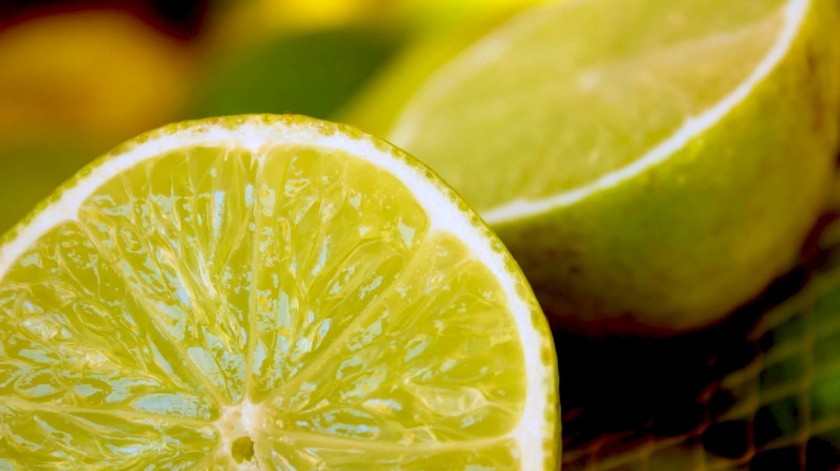 La vitamina C, abudante en el limón es importante para la piel, huesos y el tejido conectivo. Esto favorece la producción de colágeno y ayudar a reforzar el sistema inmunológico.(Pixabay.)