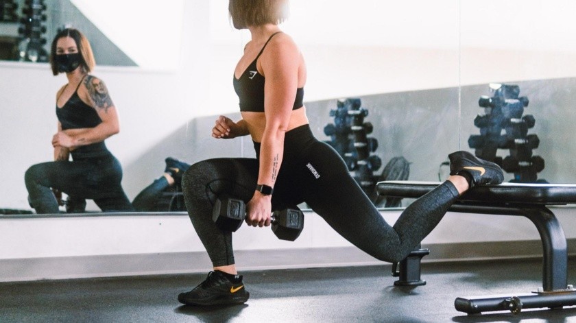 Estos ejercicios para piernas y glúteos se pueden hacer en casa.(Unsplash)